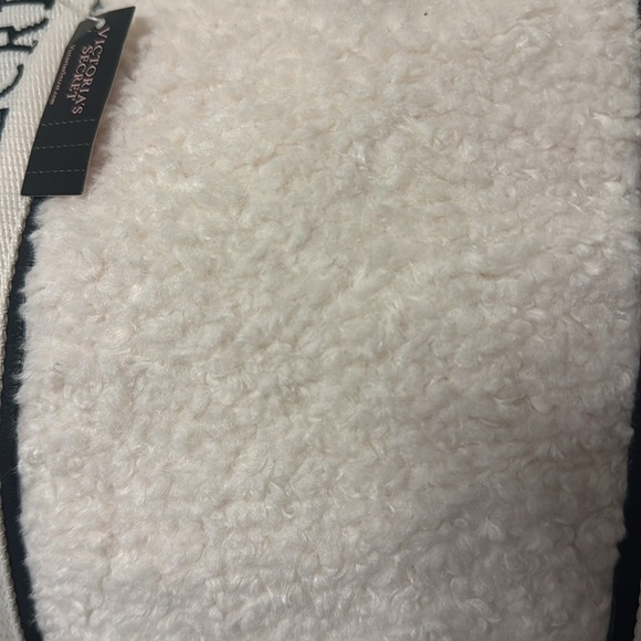 Victoria’s Secret overnight bag with Sherpa fur and black faux leather, new - Picture 2 of 10